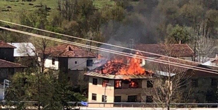 Alevlere teslim olan üç katlı ev kullanılmaz hale geldi
