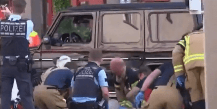 Stuttgart'ta bir araba kalabalığa daldı: Çok sayıda yaralı