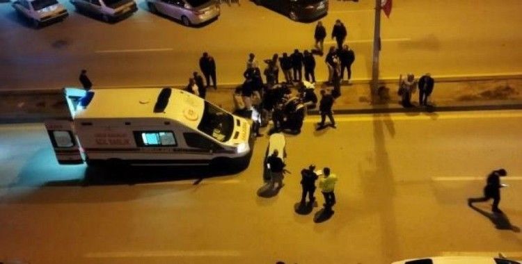 Motosiklet yolun karşısına geçen yayaya çarptı: 2 yaralı
