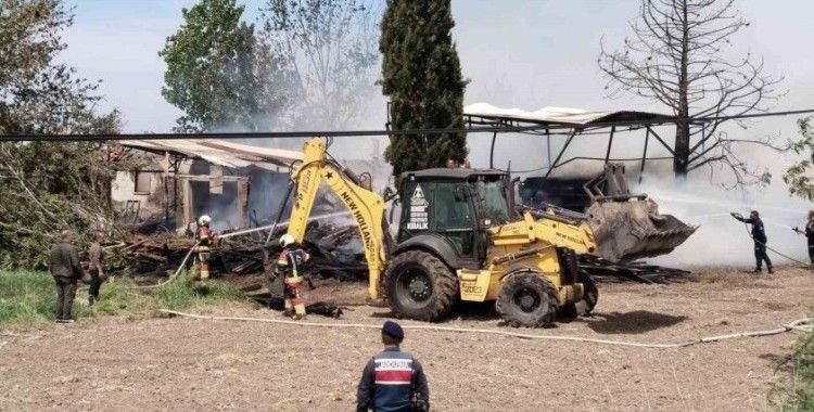 Ayvalık’ta kereste deposunda çıkan yangın güçlükle söndürüldü
