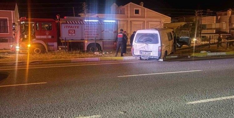 Yoldan çıkıp elektrik direğine çarpan minibüste can pazarı
