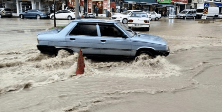 Birçok ilde sağanak ve dolu görüldü: Evleri ve sokakları su bastı