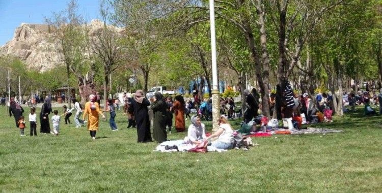 Van’da Hıdırellez etkinliği renkli görüntülere sahne oldu
