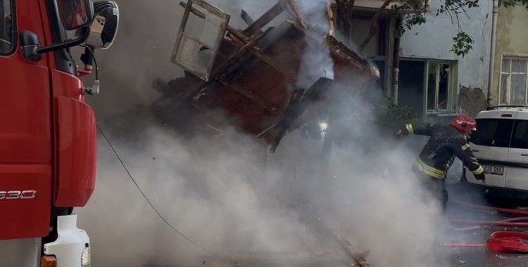 Kocaeli’de 2 ev alev alev yandı: Yanan ahşap ev duvarı 2 itfaiye erinin üzerine düştü

