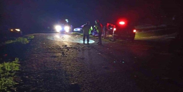 Kars’ta 2 hafif ticari araç çarpıştı: 1 ölü, 4 yaralı
