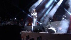 Kilis’te vatandaşlar Merve Özbey ile coştu
