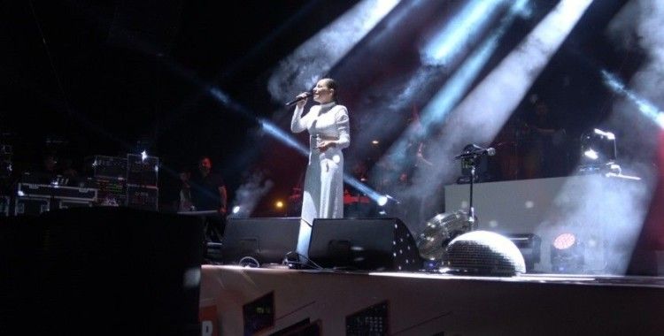 Kilis’te vatandaşlar Merve Özbey ile coştu
