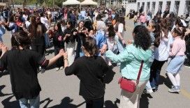 Kütüphane için hayır çarşısı düzenlediler
