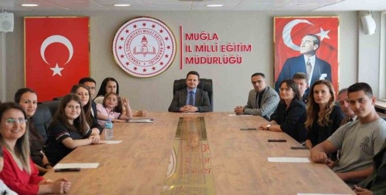 "Bir Kitap Bir İnsan" projesi kapsamında öğrencilerin değerli eserleri ödüllendirildi
