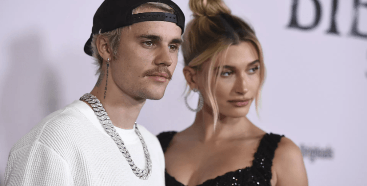 Justin Bieber ile evli olan ünlü model Hailey Bieber'ın çantasından çıkanlar şaşırttı: Aşk büyüsü ile 5 telefon