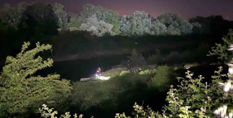 Gece yarısı sır dolu kayboluş: Çırpınışları görüldü, telefonu kıyıda, cüzdanı nehirde bulundu
