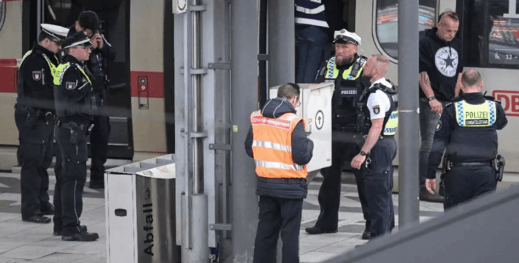 Almanya'da tren istasyonunda bıçaklı saldırı: 6'sı ağır, 12 yaralı