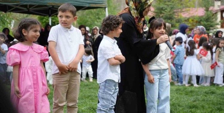 Minik öğrenciler yıl boyunca ezberledikleri duaları okuyarak hünerlerini sergilediler
