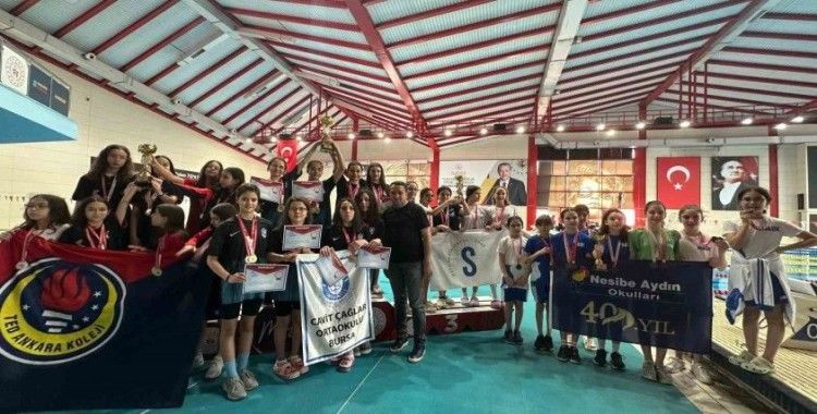 Bursalı öğrenciler yüzmede Türkiye Şampiyonu oldu
