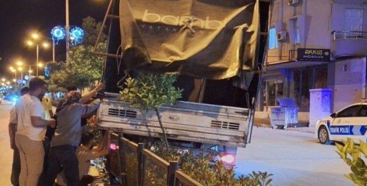 Freni boşalan kamyonet refüje çıkarak durabildi
