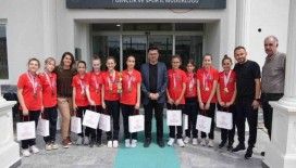 Yazıcı başarılı sporcuları ağıladı
