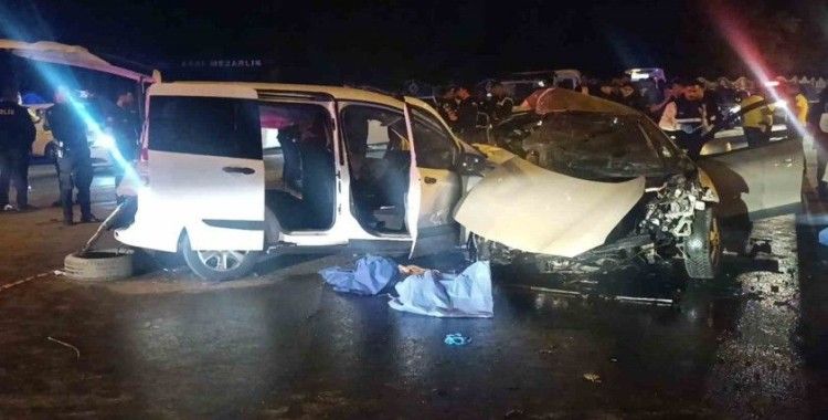 Gaziantep’te iki araç kafa kafaya çarpıştı: 5 ölü, 2 yaralı
