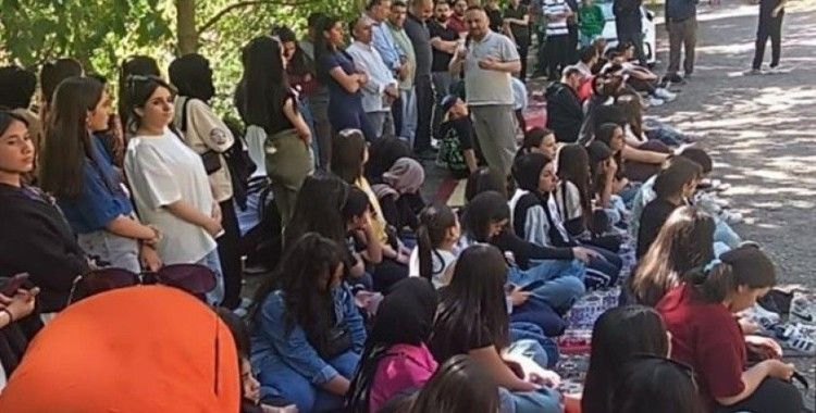 Hakkari Müftülüğü liseli gençleri köyde ağırladı
