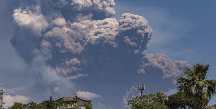 Etna Yanardağı'nda şiddetli patlama sonrası kırmızı alarm verildi: Krater çökünce turistler kaçıştı, Sicilya isle kaplı