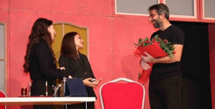 Sanatseverlerden "Yuvasız Kadınlar" oyununa tam not
