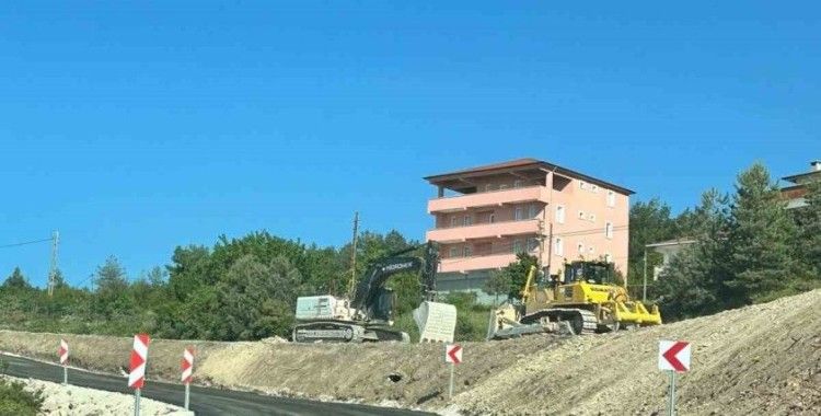 Kastamonu’da heyelan sebebiyle ulaşıma kapanan yol ulaşıma açıldı
