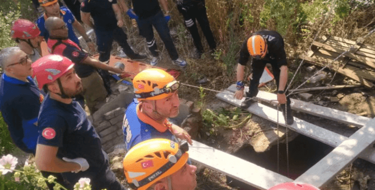 İzmir'de kuyuya düşen anne ve 2 çocuğu kurtarıldı