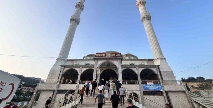 Depremin vurduğu Hatay’da vatandaşlar bayram namazı için camilere akın etti
