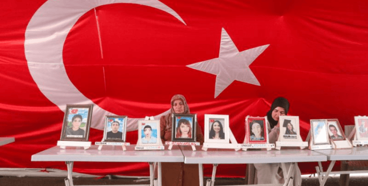 Diyarbakır anneleri bayramda da evlatları için nöbette