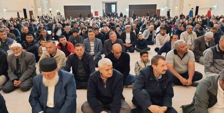 Kars’ta bayram namazında camiler doldu
