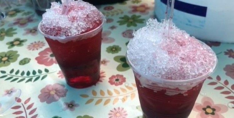 Dağların zirvesinde depolanan kar, Haziran sıcağında serinliğe dönüştü
