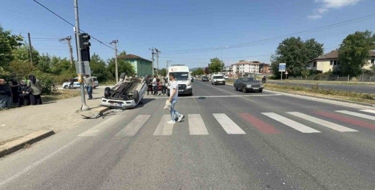 Yayaya yol veren otomobile çarpıp takla attı: 3 yaralı
