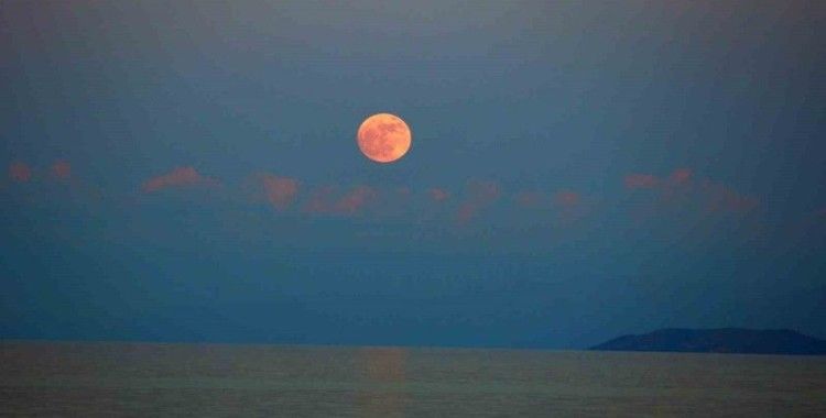 Van Gölü üzerinde dolunay güzelliği
