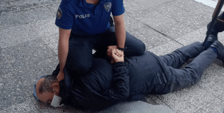 Bankadan kredi alamayan müşteri pompalı tüfek çıkardı: 'Borcum çok, para verin'