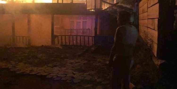 Kastamonu’da alevlere teslim olan ev küle döndü

