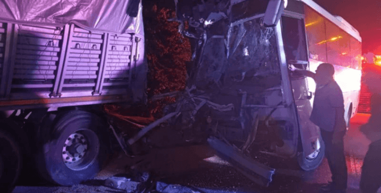 İşçi servisi park halindeki tıra çarptı: 5'i ağır 20 yaralı