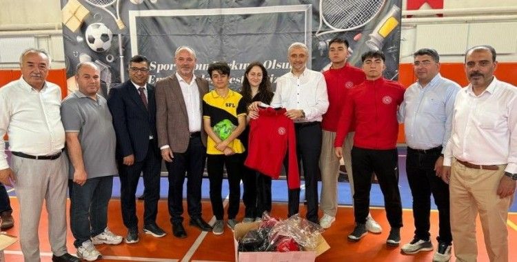 Kütahya’nın ilçelerinde 42 okula spor malzemesi desteği
