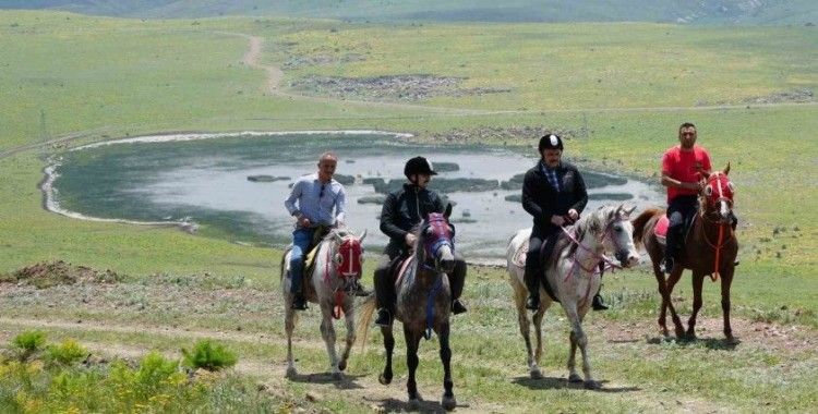 Tarihi tabyalara at ve bisikletlerle ulaştılar, zirveden paraşütle atladılar
