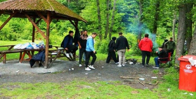 Öğrencilere yaz tatiline piknikle giriyor
