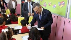 Vali Aksoy, öğrencilerin karne sevincine ortak oldu
