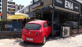 Mersin’de kontrolünü kaybeden kadın sürücü aracıyla kafeye daldı
