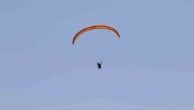 İnönü’de paraşütlerle atlayanlardan görsel şölen
