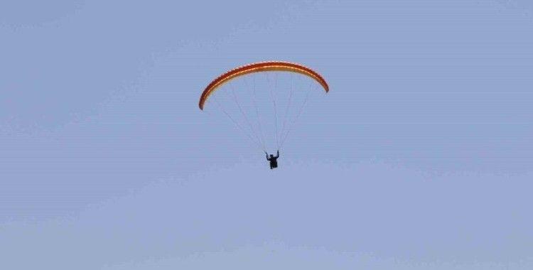 İnönü’de paraşütlerle atlayanlardan görsel şölen
