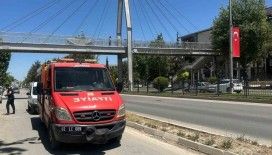 Üst geçidi kullanmayan şahıs demir korkulukta sıkıştı
