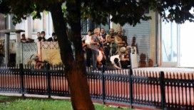 Hakkında yakalama kararı olan şahıs polise ateş açıp dükkana saklandı: Yaralı halde 6 saat direndi
