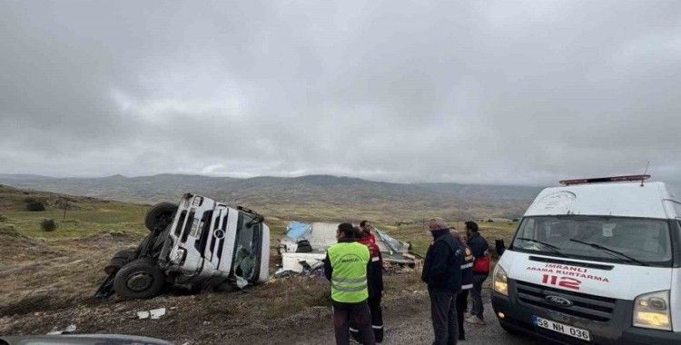 Yoldan çıkan meyve yüklü tır devrildi, sürücüsü yaralandı

