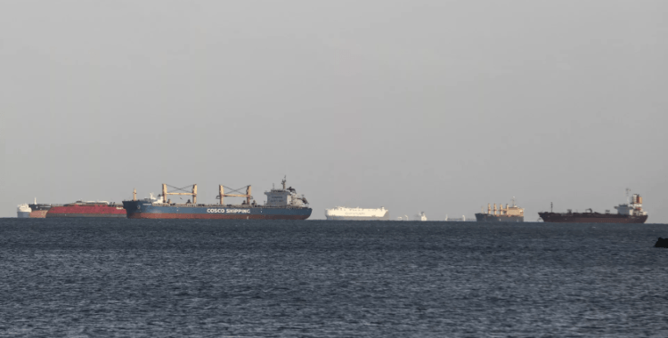 Mısır'ın doğusundaki Süveyş Körfezi'nde bir sondaj gemisi alabora oldu