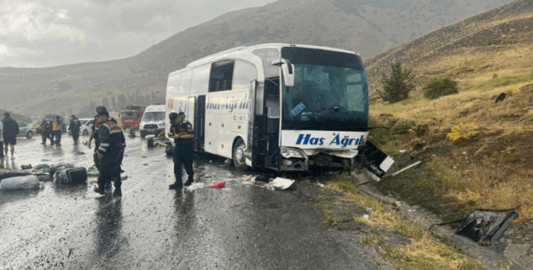 Sivas'ta yolcu otobüsü dağın yamacına çarptı: 4 ölü, 33 yaralı