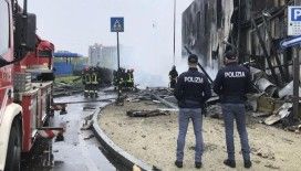 İtalya’da uçak otoyola düştü: Ölü ve yaralılar var