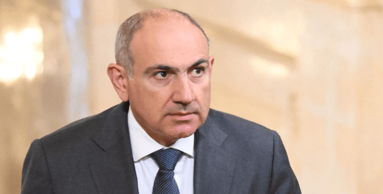 Lübnanlı uzman: Paşinyan diktatörlük peşinde koşuyor