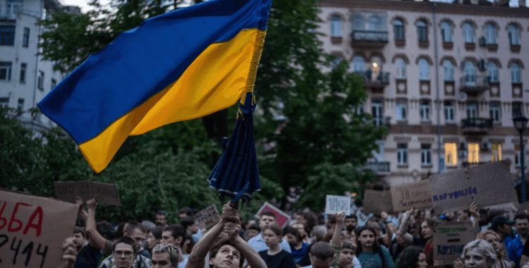 Ukrayna'da yolsuzluk krizi: Protesto gösterilerine 9 bin kişi katıldı